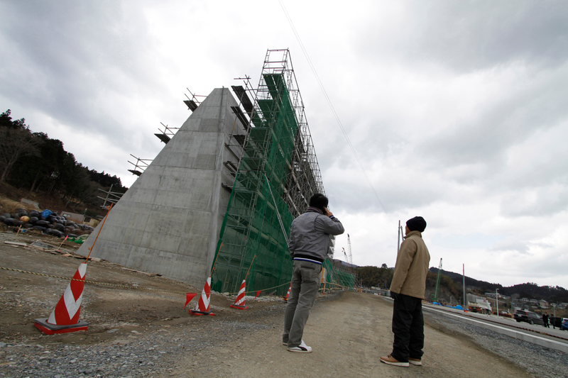 Illustration for article titled El gran muro de 400 km contra tsunamis en Japón divide a la población